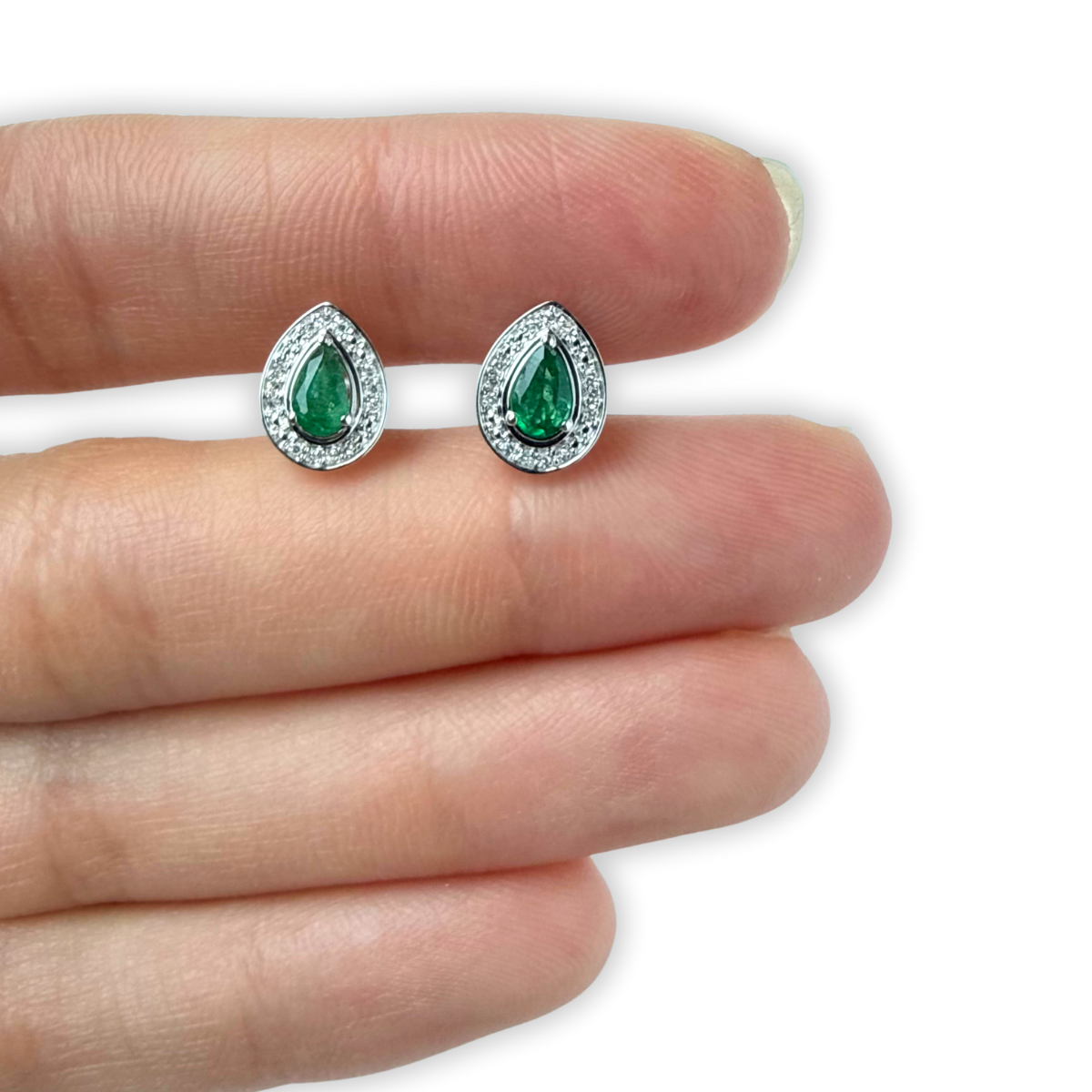 Aretes en oro blanco 10K con gota de esmeralda y halo de diamantes 0.07ctw
