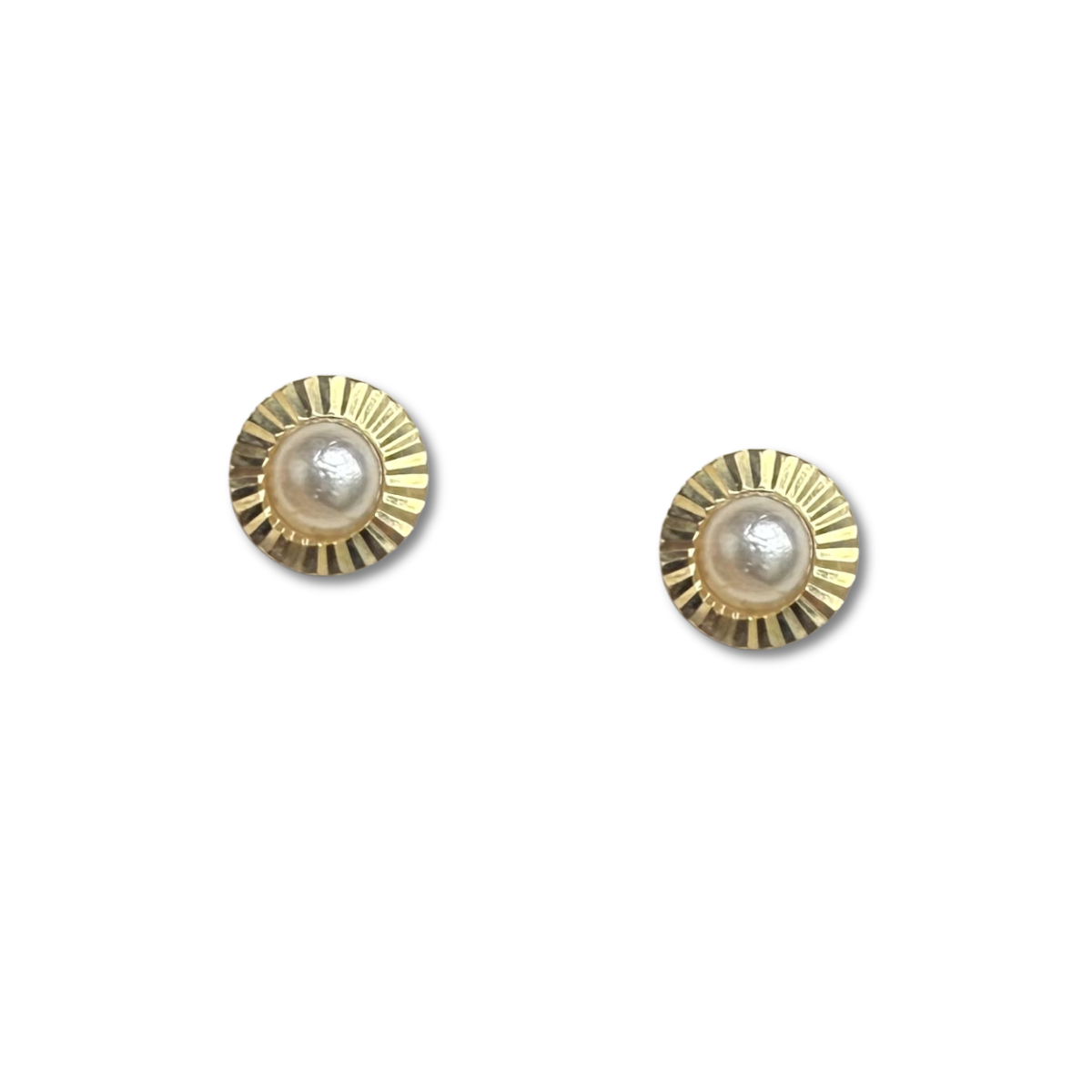 Arete en oro amarillo 14K con perla en el centro y círculo de rayitas de oro alrededor con tope rosca