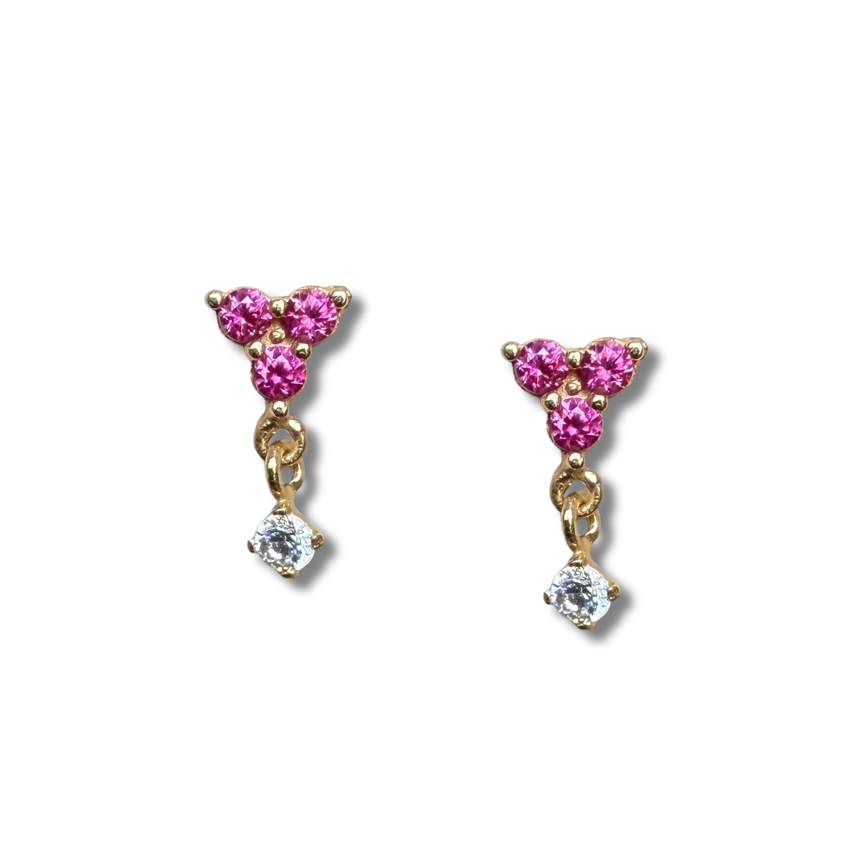 Arete con tres circonitas fucsia y una circonita colgante en oro amarillo de 14K con tope rosca
