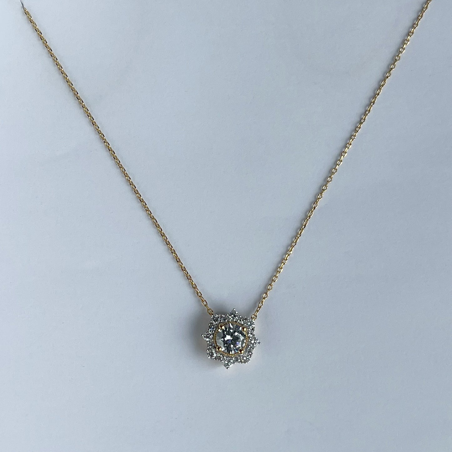 Collar Nour en plata con baño de oro y dije de diamantes de laboratorio 1.50ctw