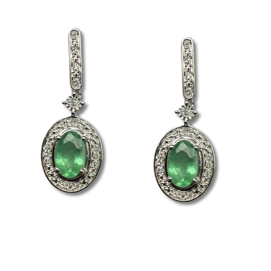Aretes en oro blanco 10K con barrita de diamantes y colgante de esmeralda ovalada con halo de diamantes 0.11ctw