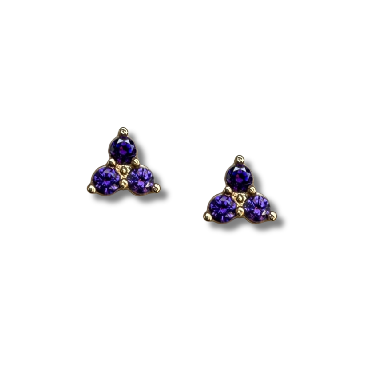 Aretes tres circonitas de color morado en oro amarillo de 14k con tope rosca