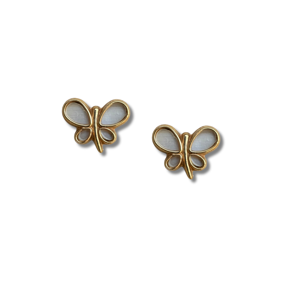 Aretes de mariposa con alas de madre perla y tope rosca en oro amarillo de 14K