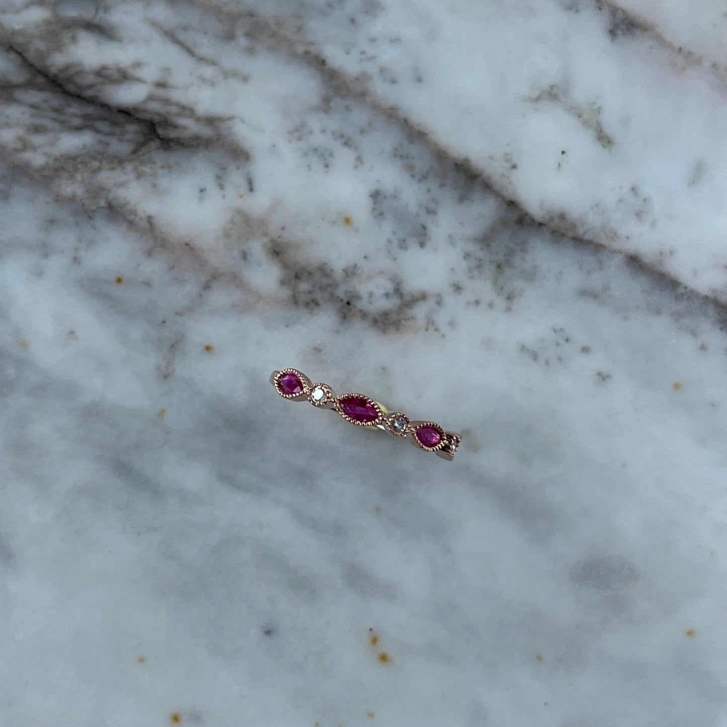 Anillo en oro rosa 14k con rubí y diamantes 0.05ctw