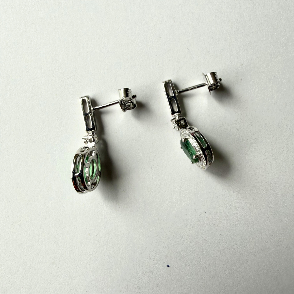 Aretes en oro blanco 10K con barrita de diamantes y colgante de esmeralda ovalada con halo de diamantes 0.11ctw