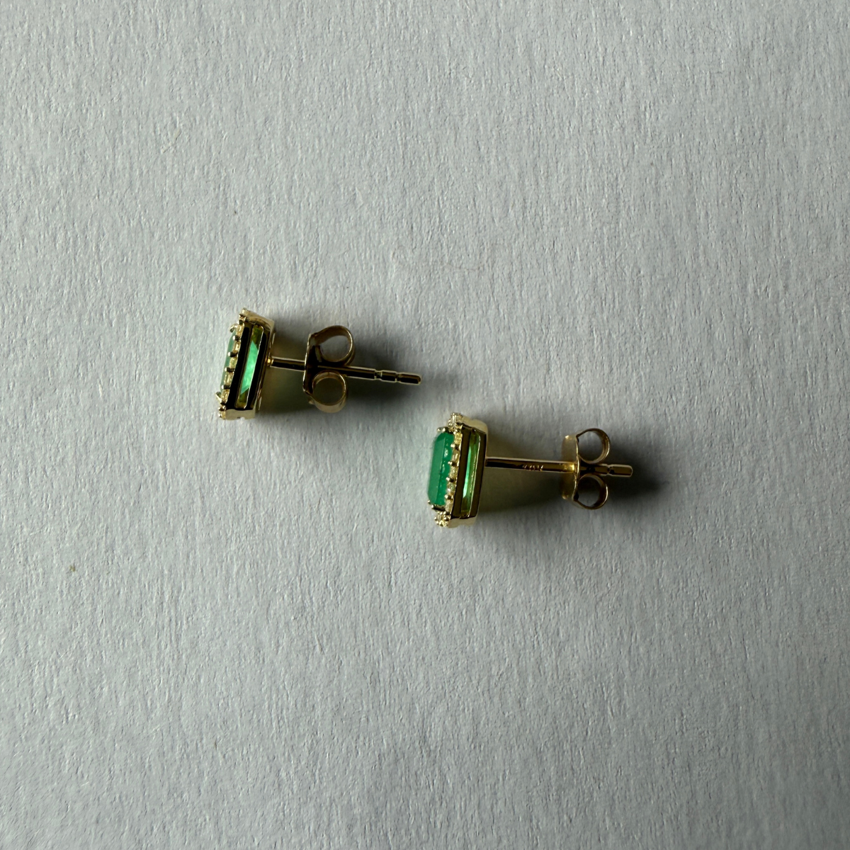 Aretes en oro amarillo 10k con esmeralda corte esmeralda y halo de diamantes 0.13ctw