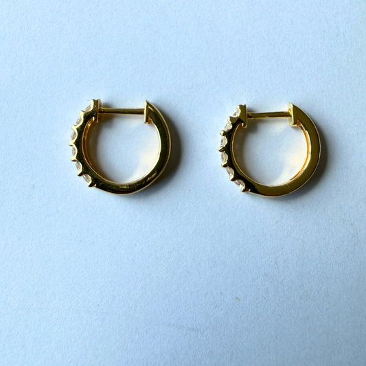 Huggies de plata con baño de oro amarillo y diamantes de laboratorio 0.50ctw