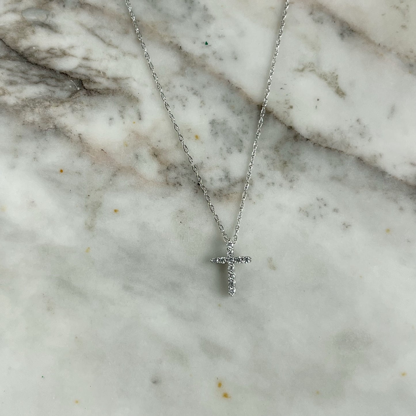 Cadena de oro blanco 14k con cruz de diamantes 0.09ctw