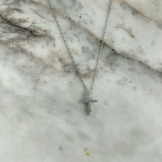 Cadena de oro blanco 14k con cruz de diamantes 0.09ctw