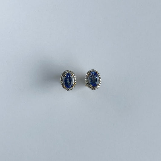 Aretes en oro amarillo 10k con tanzanita ovalada y halo de diamantes