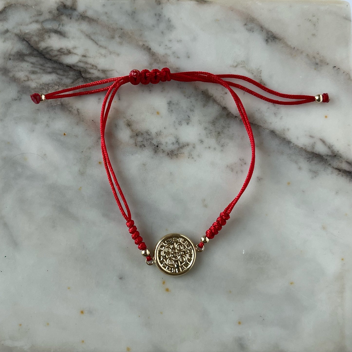 Pulsera de San benito mediana en oro amarillo de 14K con cordón rojo