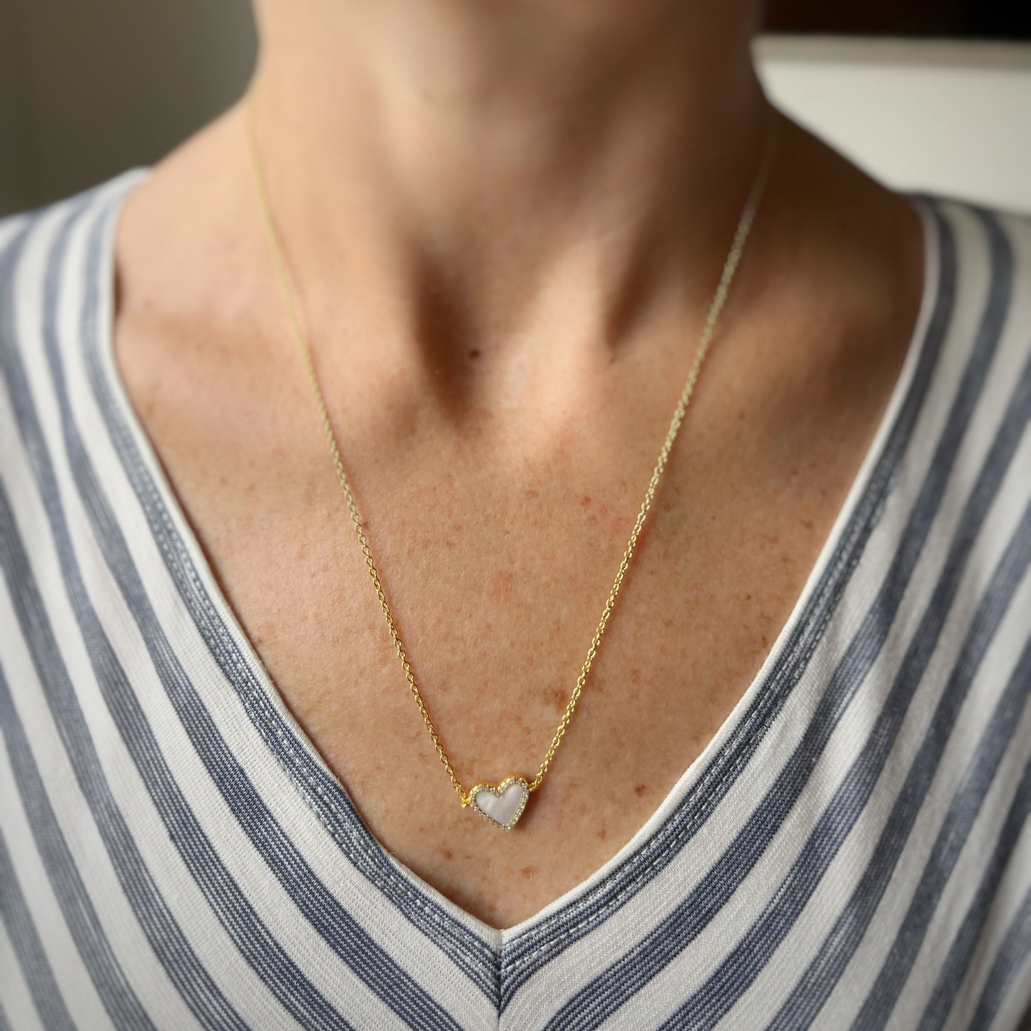 Collar de corazón de madre perla blanca con circonitas en plata con baño de oro