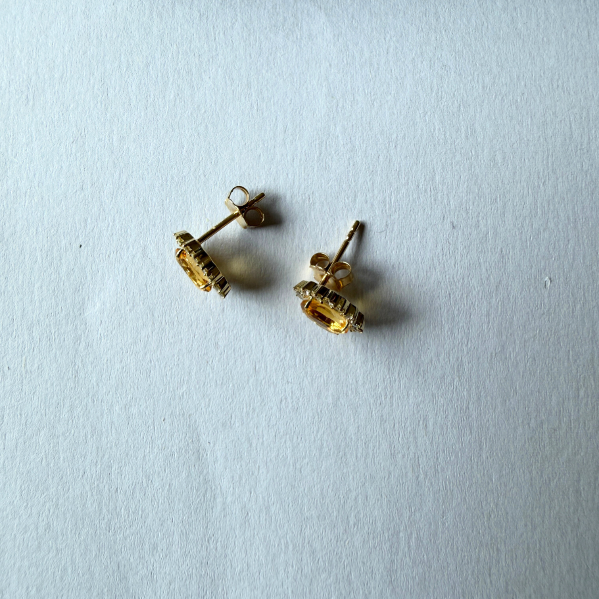 Aretes en oro amarillo 10k con citrinos ovalados y halo de diamantes 0.35ctw