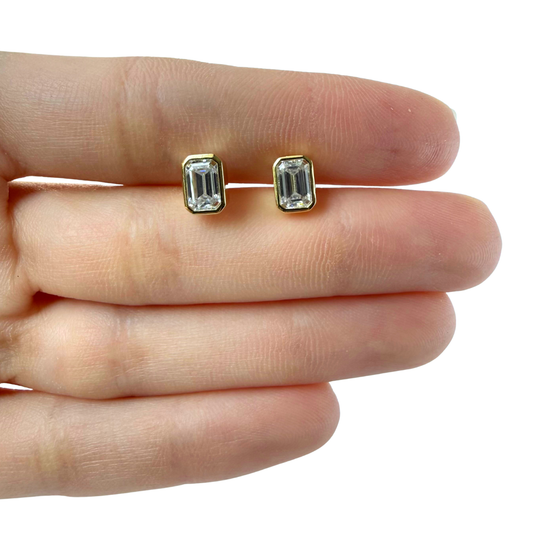 Aretes stud en plata con baño de oro con moissanita corte esmeralda biselada