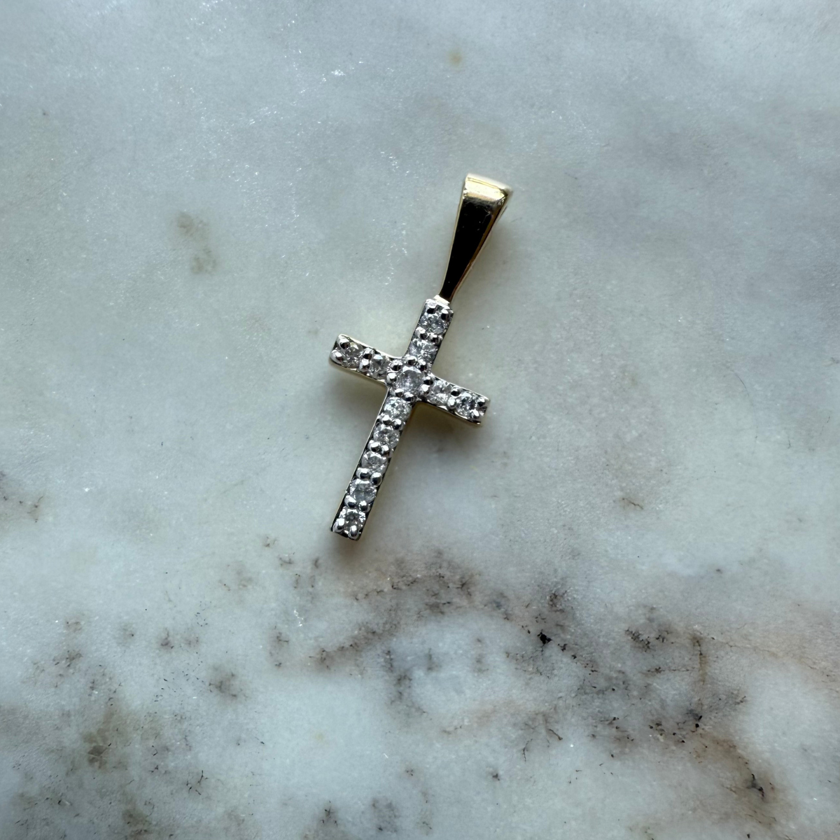 Dije de cruz en oro amarillo 14K con diamantes 0.05ctw