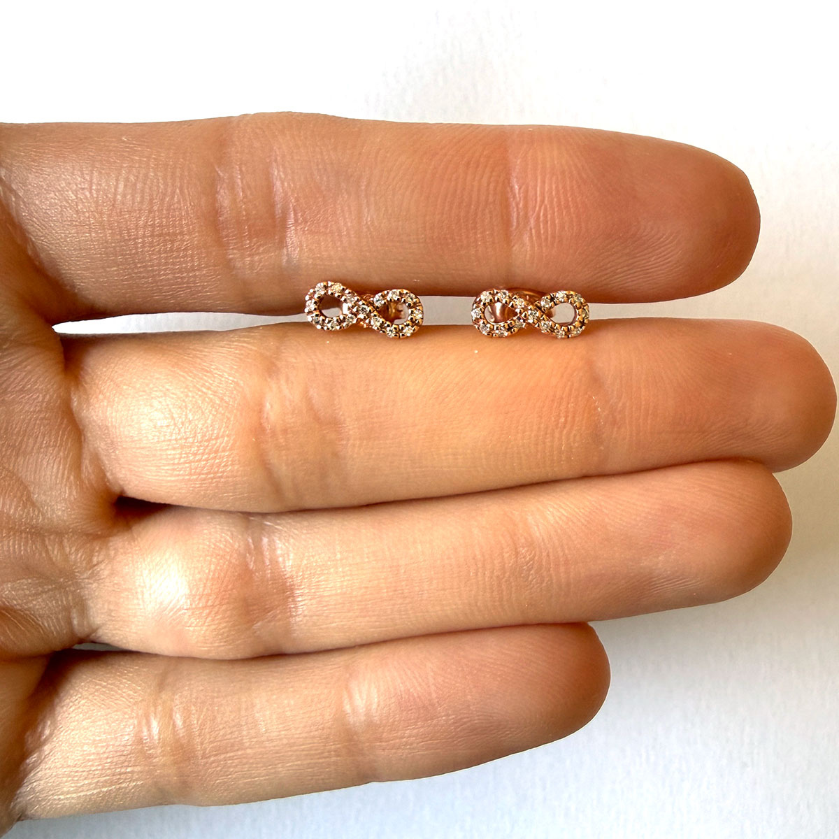 Aretes infinito en oro rosa 14k y diamantes 0.09ctw