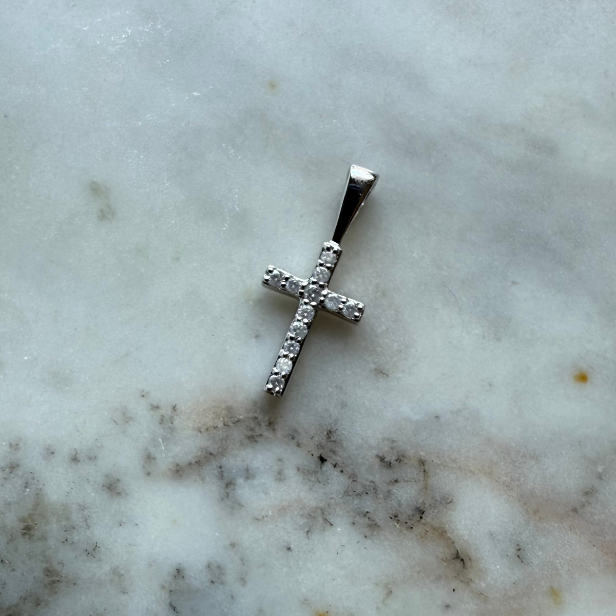 Dije de cruz en oro blanco 14K con diamantes 0.05ctw