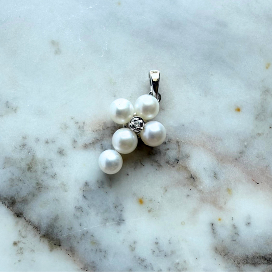 Dije cruz en oro blanco 14K con perlas y diamante