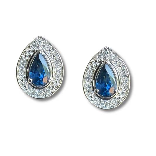 Aretes en oro blanco 10K con gota de zafiro y halo de diamantes 0.07ctw