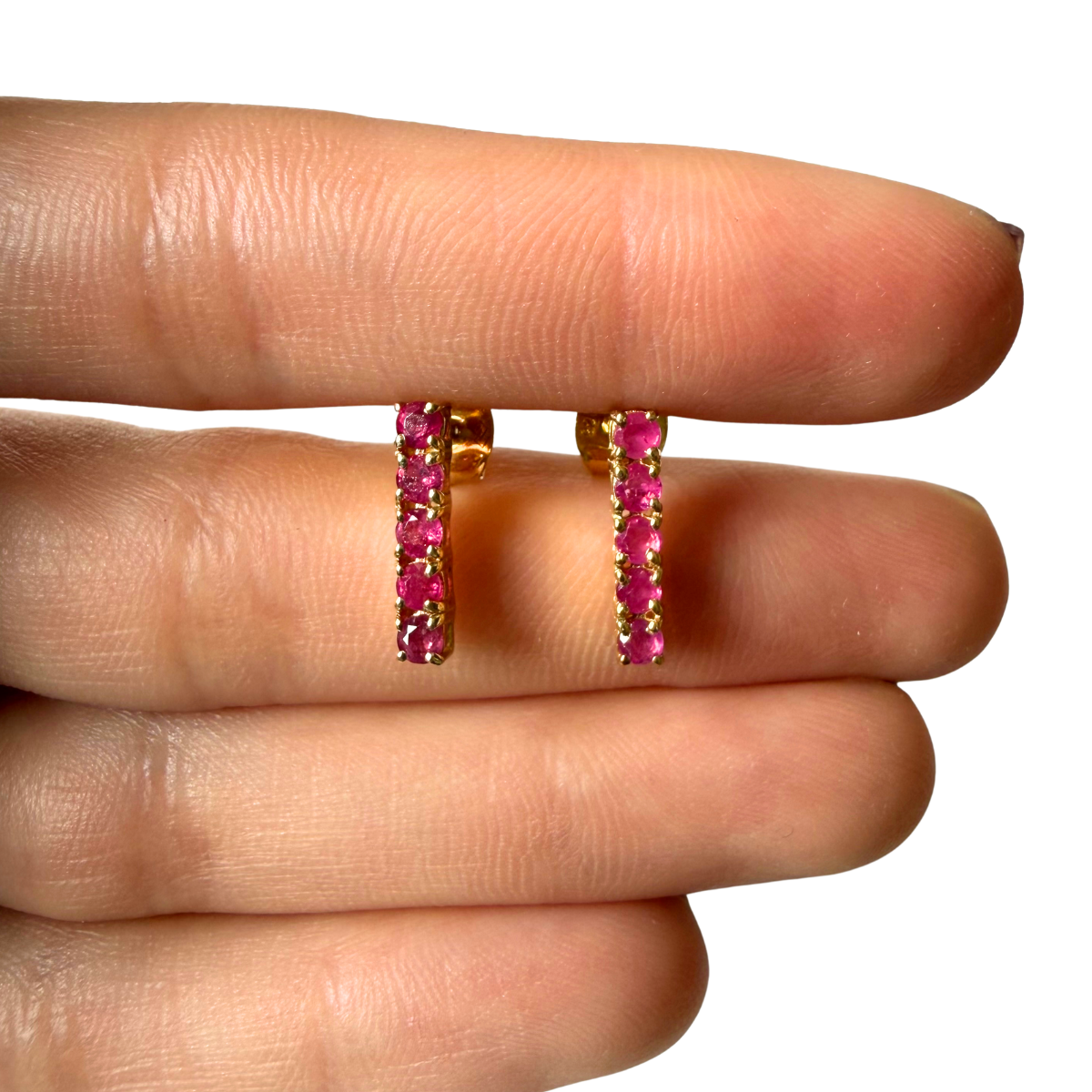Aretes de plata con baño de oro y rubíes redondos en fila