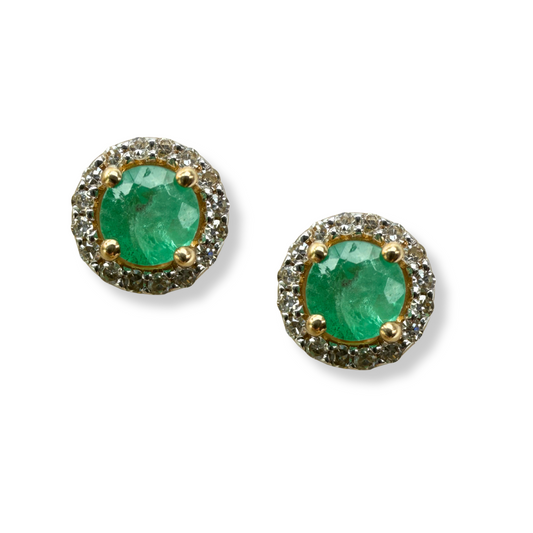 Aretes redondos en oro amarillo 10k con esmeraldas y halo de diamantes 0.10ctw