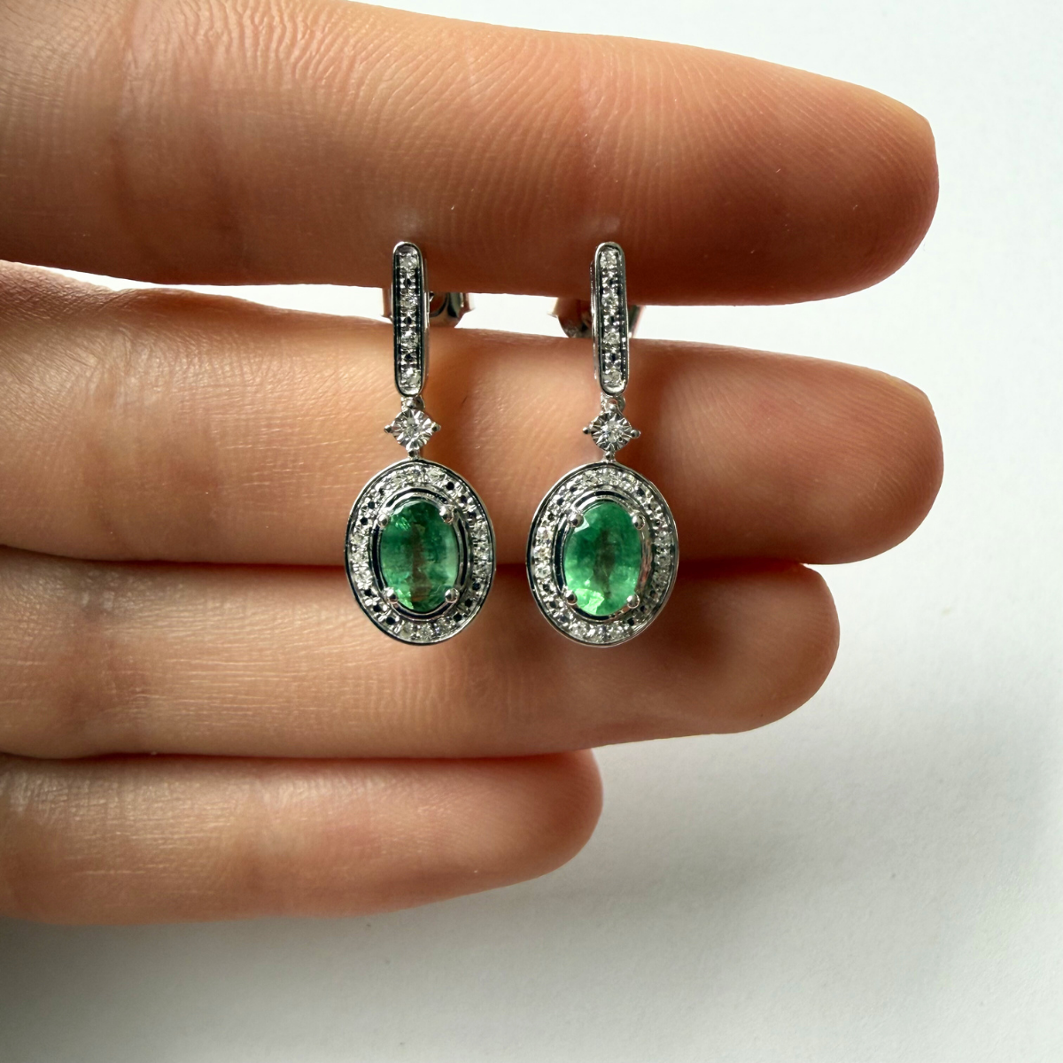 Aretes en oro blanco 10K con barrita de diamantes y colgante de esmeralda ovalada con halo de diamantes 0.11ctw
