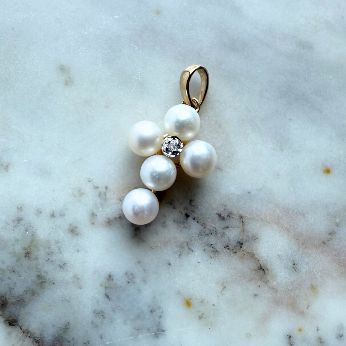 Dije cruz en oro amarillo 14K con perlas y diamante