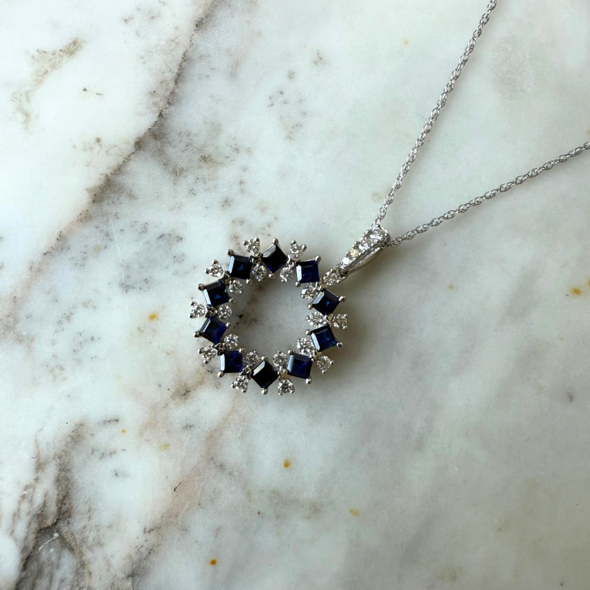 Collar en oro blanco 14K con dije redondo de zafiros y diamantes 0.33ctw