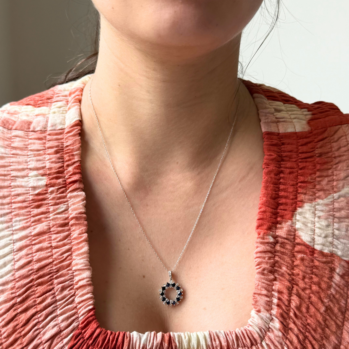 Collar en oro blanco 14K con dije redondo de zafiros y diamantes 0.33ctw