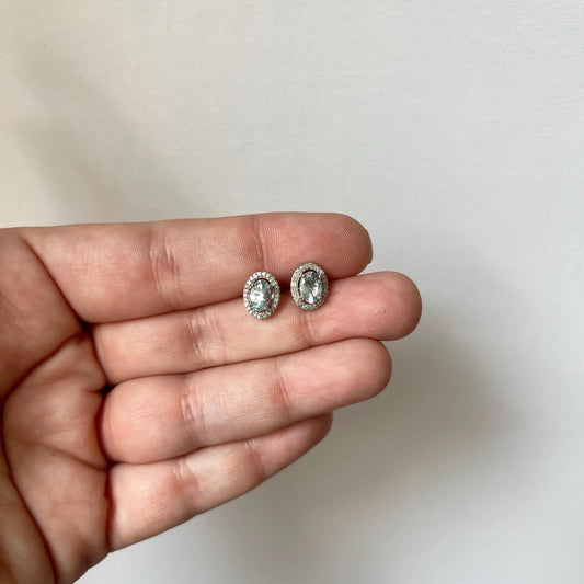 Aretes en oro blanco 10k con aquamarina ovalada y halo de diamantes 0.18ctw
