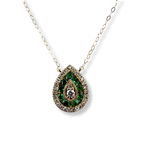 Collar en oro amarillo 14K con dije en forma de gota con esmeraldas 0.20ctw y diamantes 0.11ctw