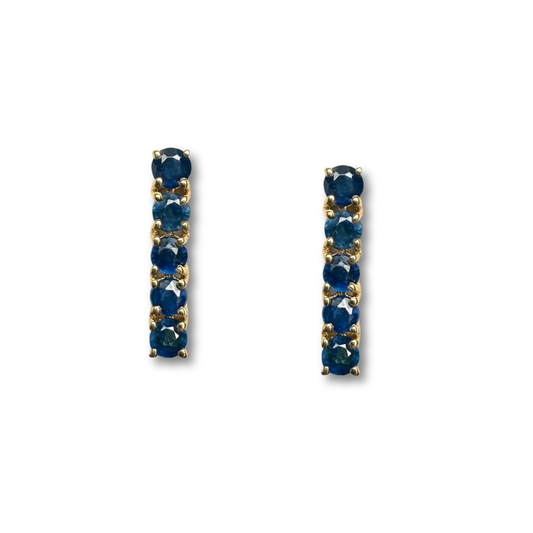 Aretes de plata con baño de oro y zafiros redondos en fila