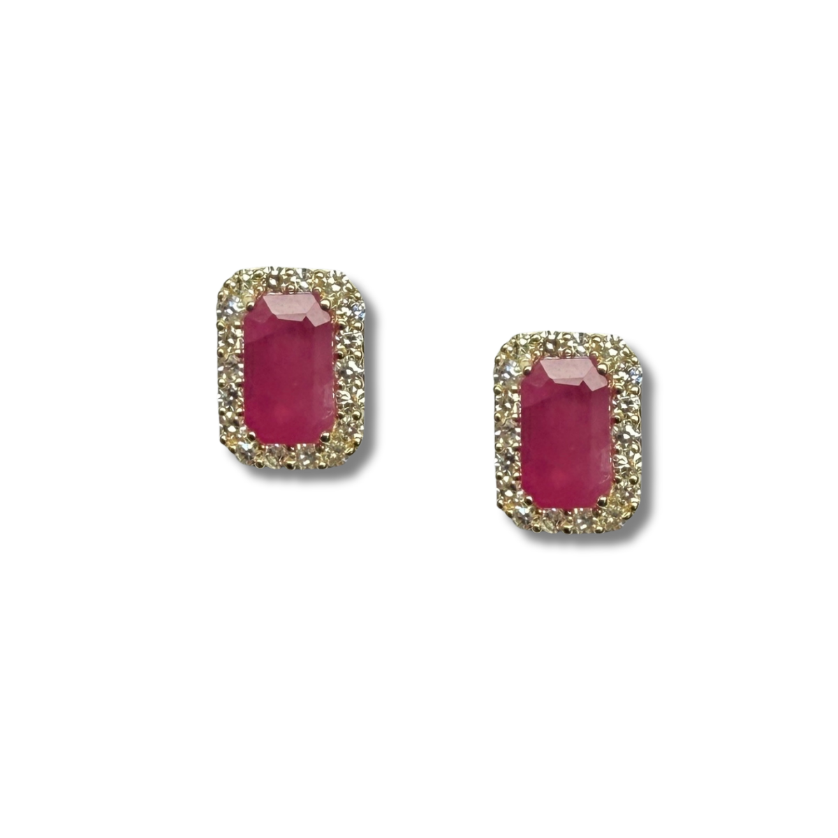 Aretes en oro amarillo 10k con rubíes corte esmeralda y halo de diamantes 0.13ctw