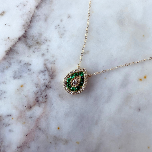 Collar en oro amarillo 14K con dije en forma de gota con esmeraldas 0.20ctw y diamantes 0.11ctw