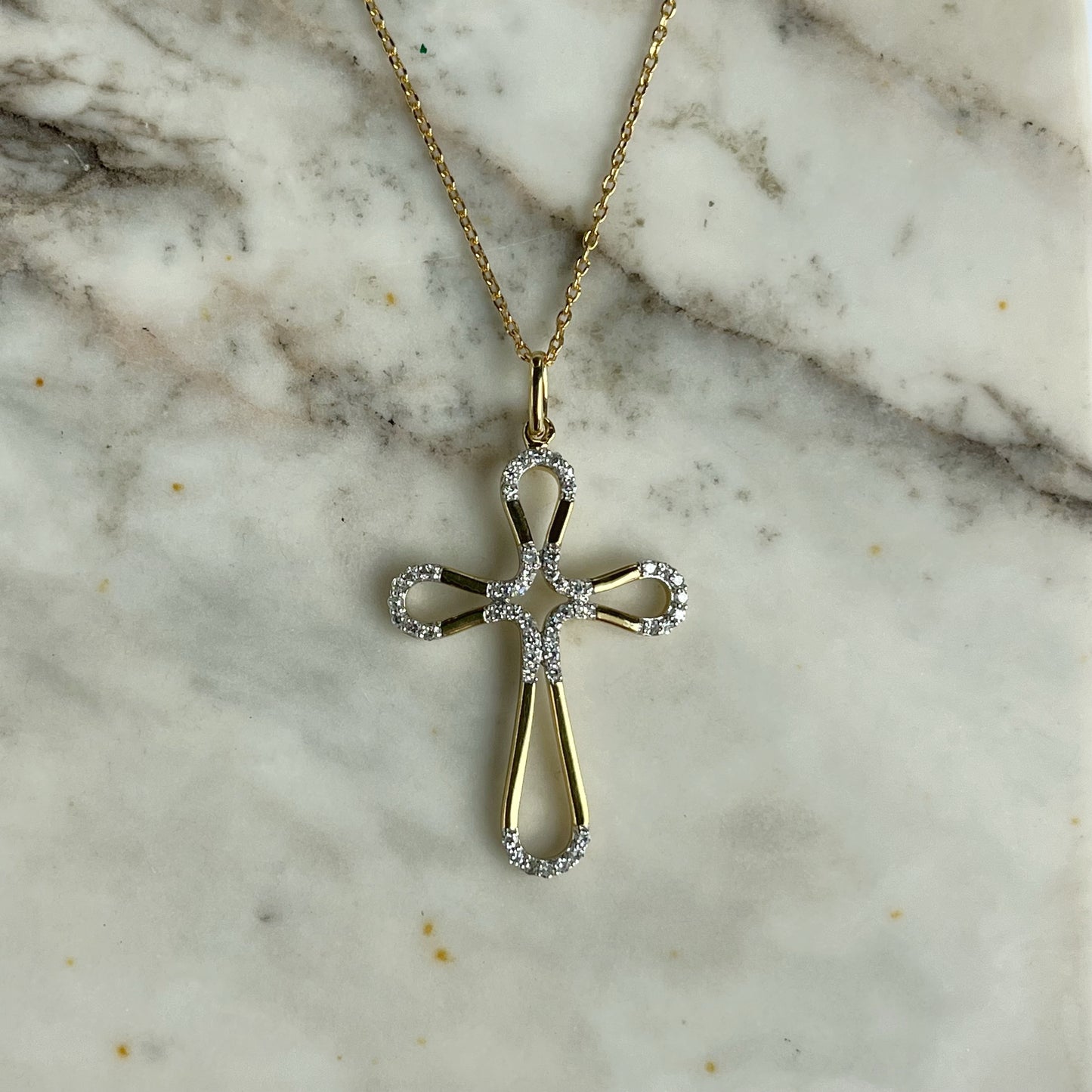 Collar en plata con baño de oro amarillo y cruz de curvas con diamantes de laboratorio 0.25ctw