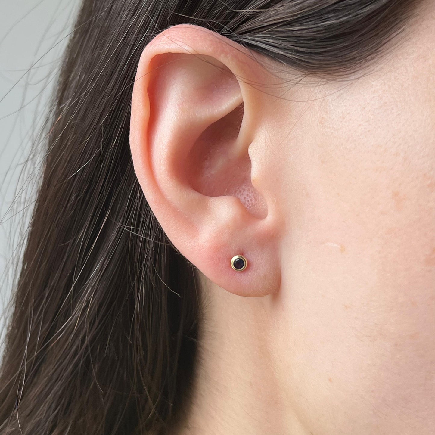 Aretes en oro amarillo 14k con circón azul biselado borde grueso con tope rosca