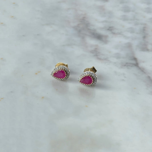 Aretes en forma de gota en oro amarillo 14k con Rubí y halo de diamantes .20ctw