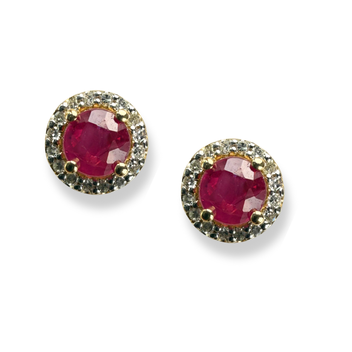 Aretes redondos en oro amarillo 10k con rubíes y halo de diamantes 0.10ctw