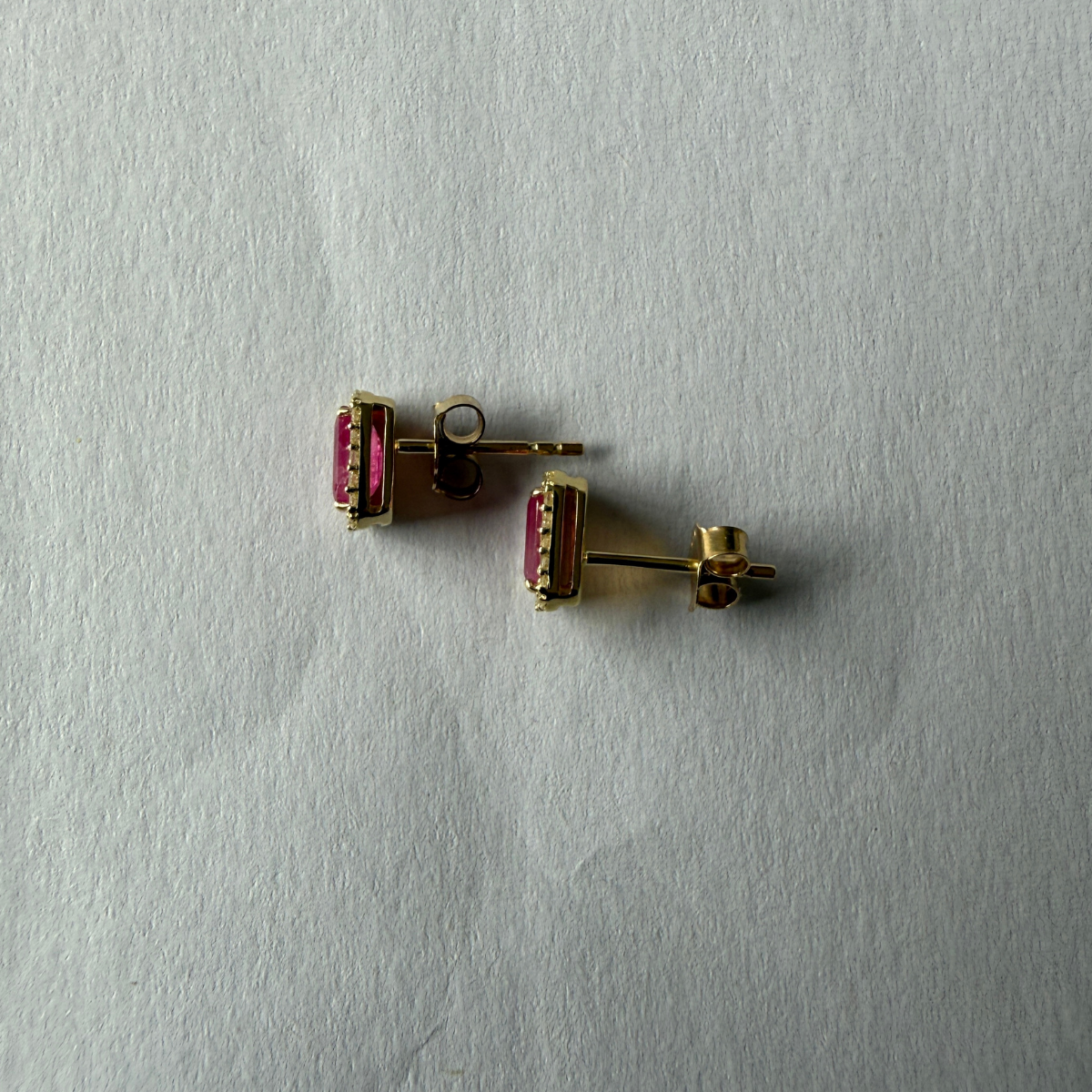 Aretes en oro amarillo 10k con rubíes corte esmeralda y halo de diamantes 0.13ctw