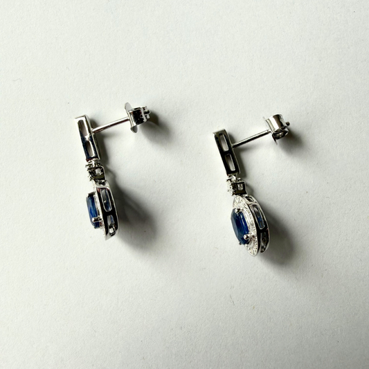 Aretes en oro blanco 10K con barrita de diamantes y colgante de zafiro ovalado con halo de diamantes 0.11ctw