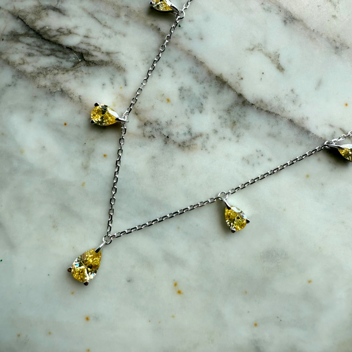 Collar de plata con baño platino y circonitas amarillas en forma de gotas colgantes