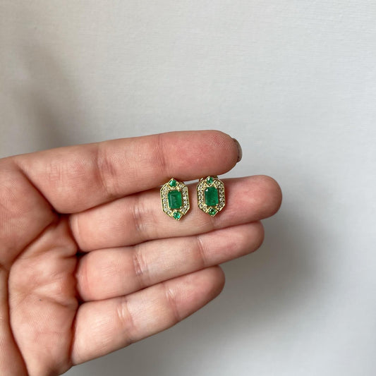 Aretes en oro amarillo 14k con esmeralda corte esmeralda y diamantes 0.30ctw