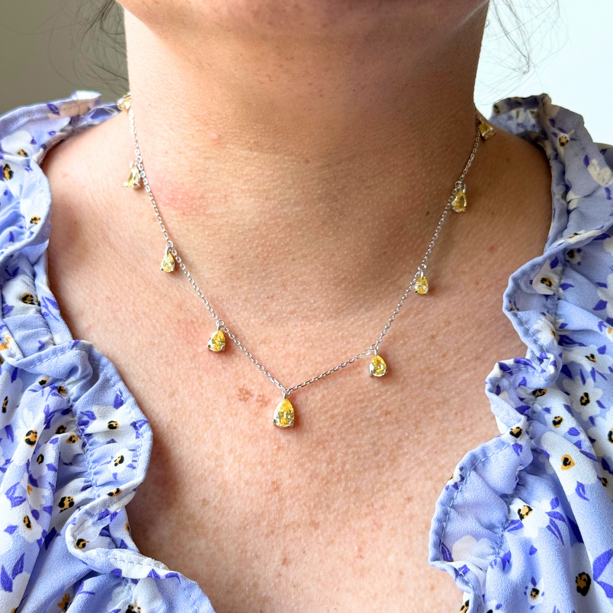 Collar de plata con baño platino y circonitas amarillas en forma de gotas colgantes