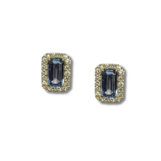 Aretes en oro amarillo 10k con zafiros corte esmeralda y halo de diamantes 0.13ctw