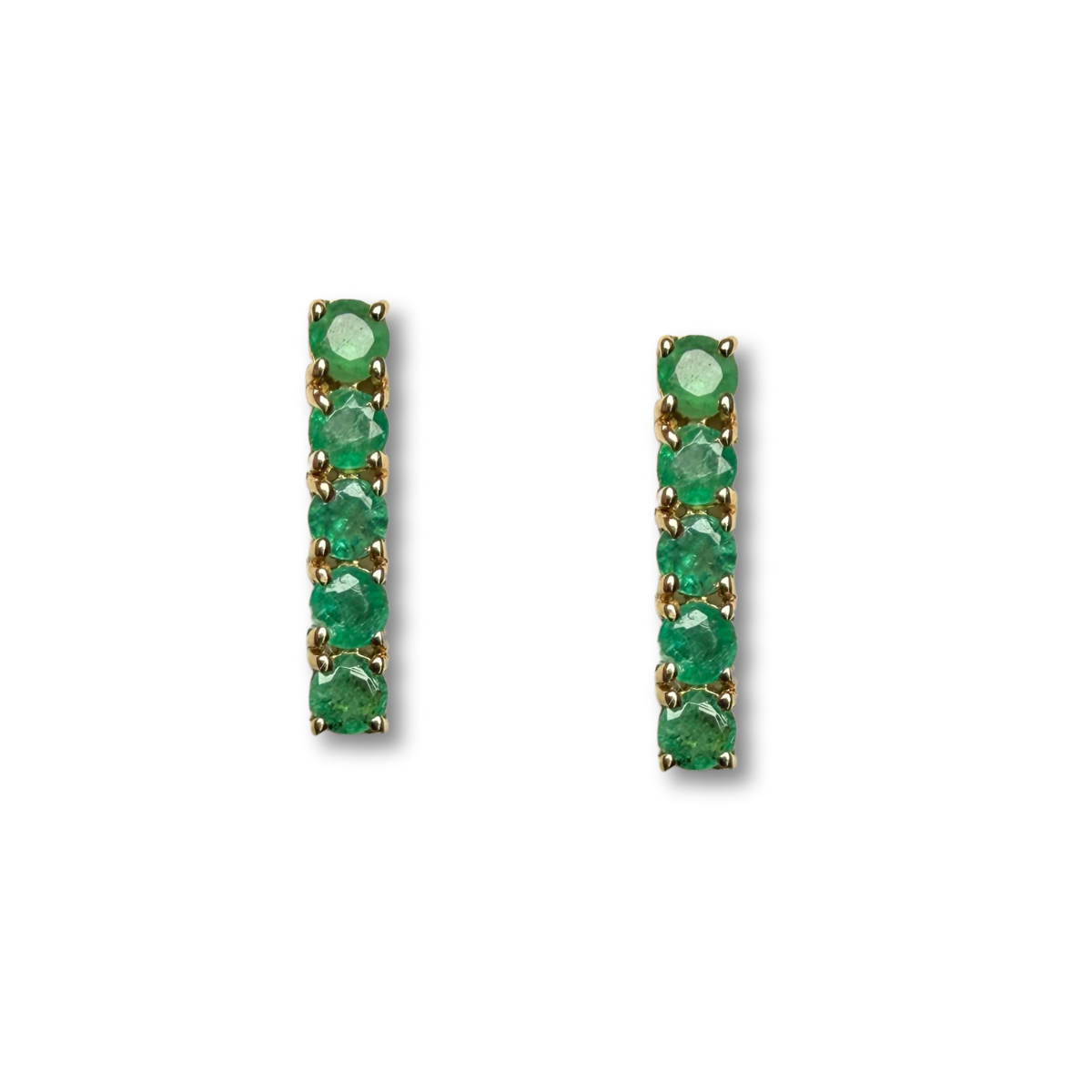 Aretes de plata con baño de oro y esmeraldas redondas en fila