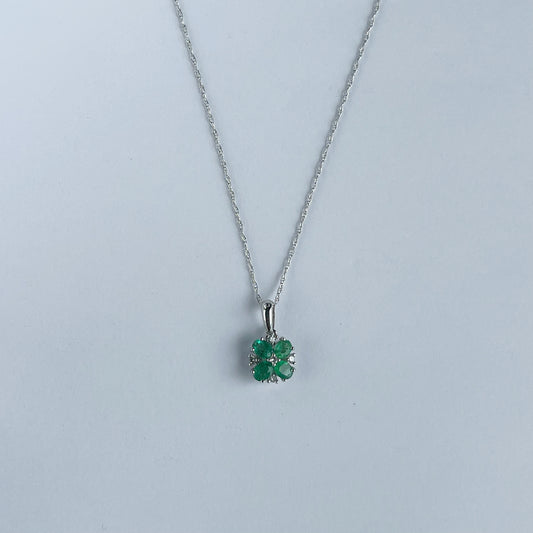 Collar en oro blanco 10k con flor de esmeraldas y diamantes 0.06ct