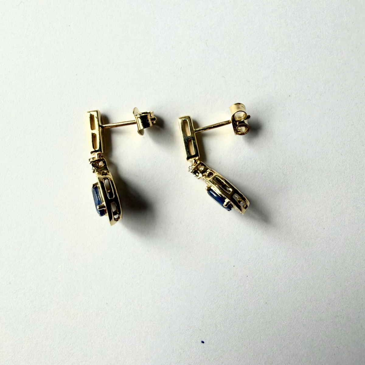 Aretes en oro amarillo 10K con barrita de diamantes y colgante de zafiro ovalado con halo de diamantes 0.11ctw