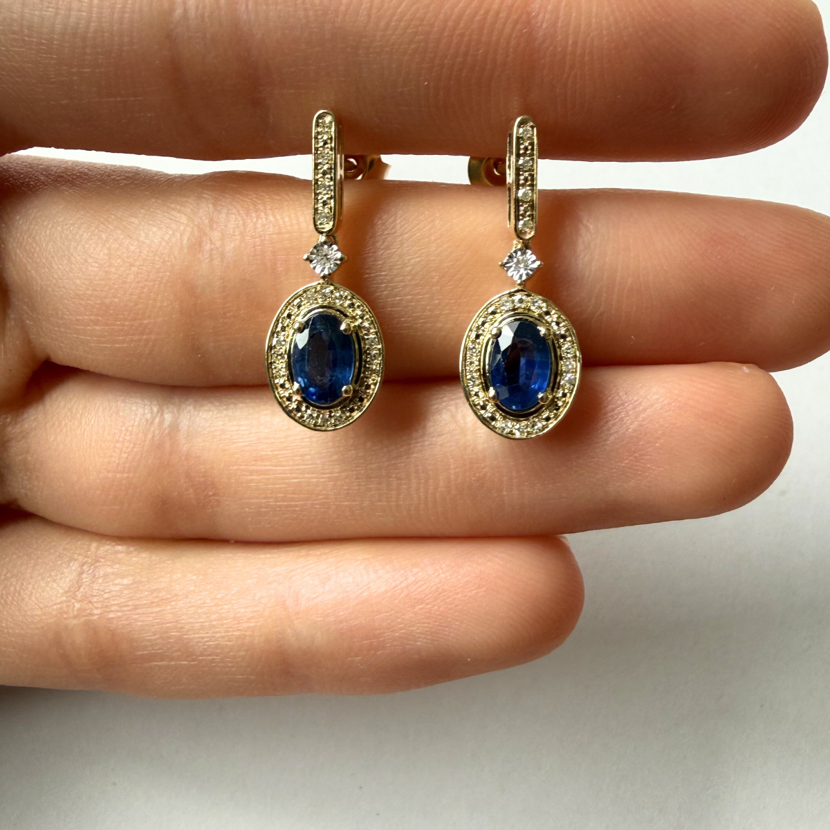 Aretes en oro amarillo 10K con barrita de diamantes y colgante de zafiro ovalado con halo de diamantes 0.11ctw