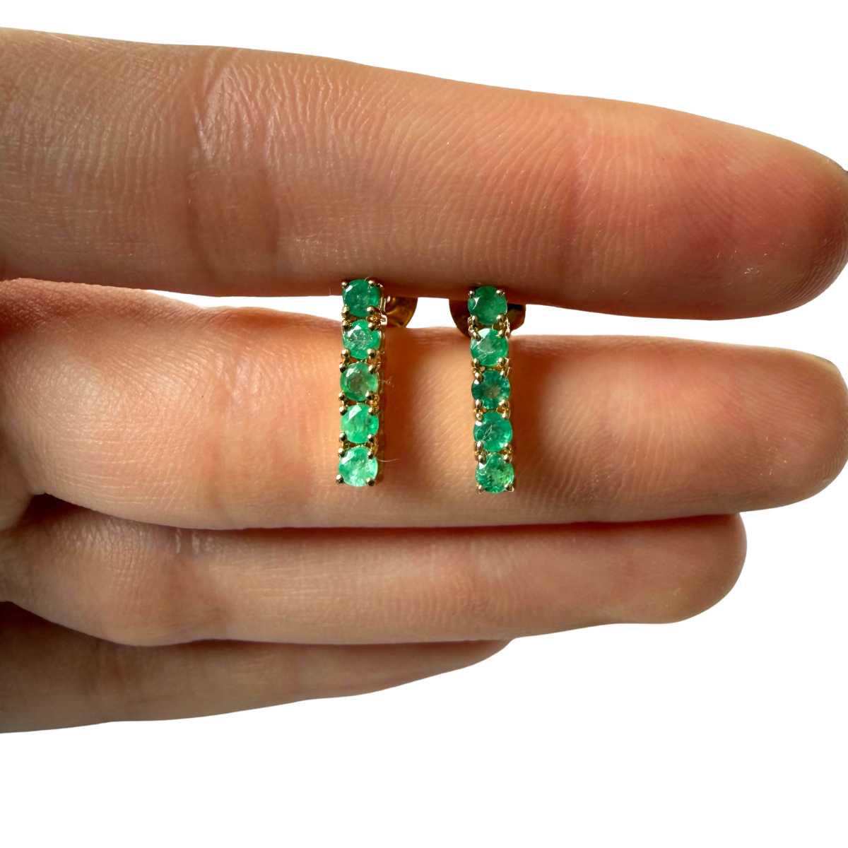 Aretes de plata con baño de oro y esmeraldas redondas en fila