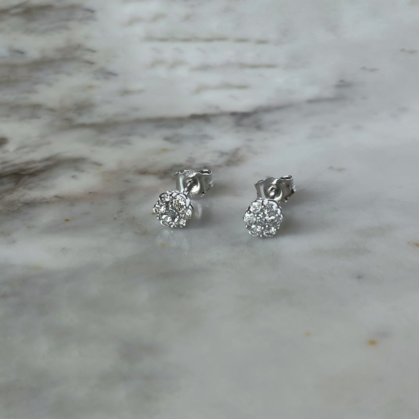 Studs cluster de diamantes 0.35ctw en oro blanco 10k